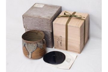 十四代 亀井味楽　味わい深い高取水指(水差、雲屯、水器、茶器、茶道具、茶陶、蝋色塗蓋補、鈴木表朔、鵬雲斎書付き、裏印、共箱付き)(R-079310)