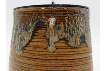 十四代 亀井味楽　味わい深い高取水指(水差、雲屯、水器、茶器、茶道具、茶陶、蝋色塗蓋補、鈴木表朔、鵬雲斎書付き、裏印、共箱付き)(R-079310)