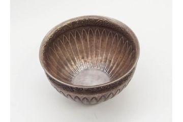 中川浄益　雲龍菊形　純銀　重量 約297g　細かなデザインが上品な建水(シルバー、茶道具、こぼし、水翻、南鐐、菊彫、花押、鵬雲斎書付き、共箱付き)(R-079311)