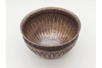 中川浄益　雲龍菊形　純銀　重量 約297g　細かなデザインが上品な建水(シルバー、茶道具、こぼし、水翻、南鐐、菊彫、花押、鵬雲斎書付き、共箱付き)(R-079311)