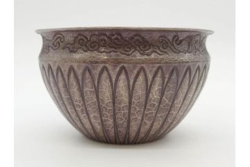 中川浄益　雲龍菊形　純銀　重量 約297g　細かなデザインが上品な建水(シルバー、茶道具、こぼし、水翻、南鐐、菊彫、花押、鵬雲斎書付き、共箱付き)(R-079311)