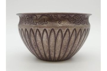 中川浄益　雲龍菊形　純銀　重量 約297g　細かなデザインが上品な建水(シルバー、茶道具、こぼし、水翻、南鐐、菊彫、花押、鵬雲斎書付き、共箱付き)(R-079311)