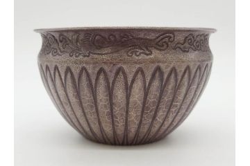 中川浄益　雲龍菊形　純銀　重量 約297g　細かなデザインが上品な建水(シルバー、茶道具、こぼし、水翻、南鐐、菊彫、花押、鵬雲斎書付き、共箱付き)(R-079311)