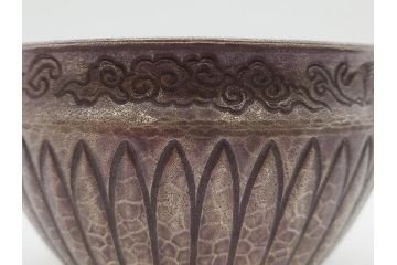 中川浄益　雲龍菊形　純銀　重量 約297g　細かなデザインが上品な建水(シルバー、茶道具、こぼし、水翻、南鐐、菊彫、花押、鵬雲斎書付き、共箱付き)(R-079311)