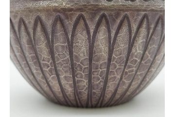 中川浄益　雲龍菊形　純銀　重量 約297g　細かなデザインが上品な建水(シルバー、茶道具、こぼし、水翻、南鐐、菊彫、花押、鵬雲斎書付き、共箱付き)(R-079311)