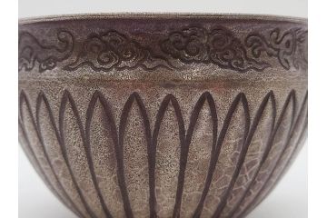 中川浄益　雲龍菊形　純銀　重量 約297g　細かなデザインが上品な建水(シルバー、茶道具、こぼし、水翻、南鐐、菊彫、花押、鵬雲斎書付き、共箱付き)(R-079311)
