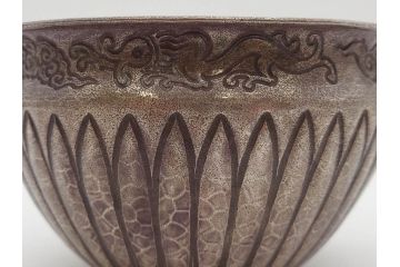 中川浄益　雲龍菊形　純銀　重量 約297g　細かなデザインが上品な建水(シルバー、茶道具、こぼし、水翻、南鐐、菊彫、花押、鵬雲斎書付き、共箱付き)(R-079311)
