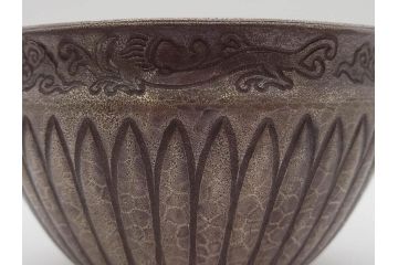 中川浄益　雲龍菊形　純銀　重量 約297g　細かなデザインが上品な建水(シルバー、茶道具、こぼし、水翻、南鐐、菊彫、花押、鵬雲斎書付き、共箱付き)(R-079311)