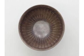 中川浄益　雲龍菊形　純銀　重量 約297g　細かなデザインが上品な建水(シルバー、茶道具、こぼし、水翻、南鐐、菊彫、花押、鵬雲斎書付き、共箱付き)(R-079311)