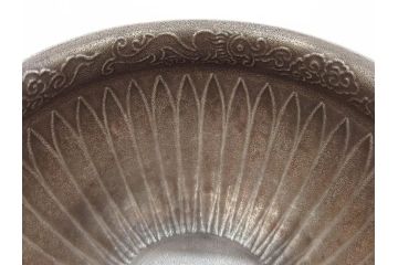 中川浄益　雲龍菊形　純銀　重量 約297g　細かなデザインが上品な建水(シルバー、茶道具、こぼし、水翻、南鐐、菊彫、花押、鵬雲斎書付き、共箱付き)(R-079311)