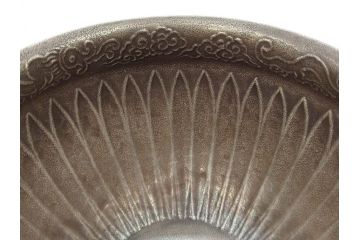 中川浄益　雲龍菊形　純銀　重量 約297g　細かなデザインが上品な建水(シルバー、茶道具、こぼし、水翻、南鐐、菊彫、花押、鵬雲斎書付き、共箱付き)(R-079311)