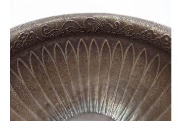 中川浄益　雲龍菊形　純銀　重量 約297g　細かなデザインが上品な建水(シルバー、茶道具、こぼし、水翻、南鐐、菊彫、花押、鵬雲斎書付き、共箱付き)(R-079311)