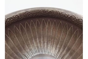 中川浄益　雲龍菊形　純銀　重量 約297g　細かなデザインが上品な建水(シルバー、茶道具、こぼし、水翻、南鐐、菊彫、花押、鵬雲斎書付き、共箱付き)(R-079311)
