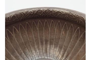 中川浄益　雲龍菊形　純銀　重量 約297g　細かなデザインが上品な建水(シルバー、茶道具、こぼし、水翻、南鐐、菊彫、花押、鵬雲斎書付き、共箱付き)(R-079311)