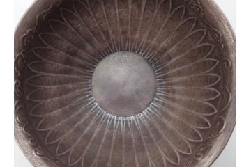 中川浄益　雲龍菊形　純銀　重量 約297g　細かなデザインが上品な建水(シルバー、茶道具、こぼし、水翻、南鐐、菊彫、花押、鵬雲斎書付き、共箱付き)(R-079311)