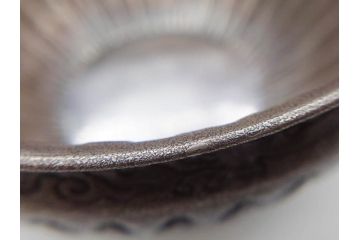 中川浄益　雲龍菊形　純銀　重量 約297g　細かなデザインが上品な建水(シルバー、茶道具、こぼし、水翻、南鐐、菊彫、花押、鵬雲斎書付き、共箱付き)(R-079311)