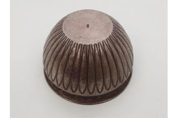 中川浄益　雲龍菊形　純銀　重量 約297g　細かなデザインが上品な建水(シルバー、茶道具、こぼし、水翻、南鐐、菊彫、花押、鵬雲斎書付き、共箱付き)(R-079311)