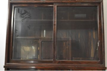 和製ビンテージ　未使用　展示品　シャム柿(ジリコテ)材　奥深く味のある色合いが目を惹く茶箪笥j(収納棚、戸棚、キャビネット、ヴィンテージ)(R-079316)