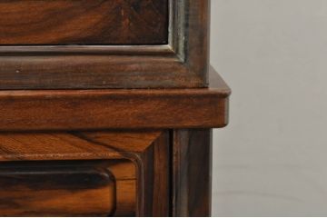 和製ビンテージ　未使用　展示品　シャム柿(ジリコテ)材　奥深く味のある色合いが目を惹く茶箪笥j(収納棚、戸棚、キャビネット、ヴィンテージ)(R-079316)