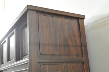 和製ビンテージ　未使用　展示品　シャム柿(ジリコテ)材　奥深く味のある色合いが目を惹く茶箪笥j(収納棚、戸棚、キャビネット、ヴィンテージ)(R-079316)