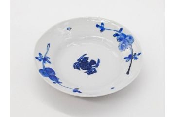正木春蔵　九谷焼　染付　約14cm　4.6寸　奥ゆかしさを感じる中皿(蟹、カニ、花、和皿、和食器、なます皿、裏印、四寸六分)(R-079318)
