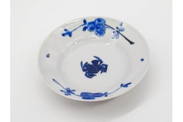 正木春蔵　九谷焼　染付　約14cm　4.6寸　奥ゆかしさを感じる中皿(蟹、カニ、花、和皿、和食器、なます皿、裏印、四寸六分)(R-079318)