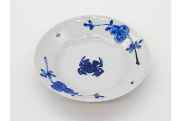 正木春蔵　九谷焼　染付　約14cm　4.6寸　奥ゆかしさを感じる中皿(蟹、カニ、花、和皿、和食器、なます皿、裏印、四寸六分)(R-079318)