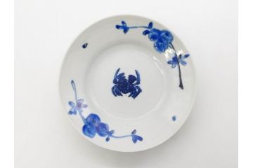 正木春蔵　九谷焼　染付　約14cm　4.6寸　奥ゆかしさを感じる中皿(蟹、カニ、花、和皿、和食器、なます皿、裏印、四寸六分)(R-079318)