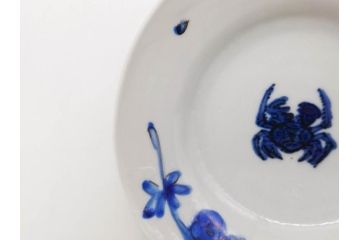 正木春蔵　九谷焼　染付　約14cm　4.6寸　奥ゆかしさを感じる中皿(蟹、カニ、花、和皿、和食器、なます皿、裏印、四寸六分)(R-079318)