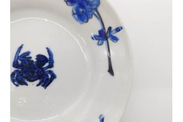 正木春蔵　九谷焼　染付　約14cm　4.6寸　奥ゆかしさを感じる中皿(蟹、カニ、花、和皿、和食器、なます皿、裏印、四寸六分)(R-079318)