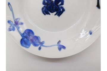 正木春蔵　九谷焼　染付　約14cm　4.6寸　奥ゆかしさを感じる中皿(蟹、カニ、花、和皿、和食器、なます皿、裏印、四寸六分)(R-079318)