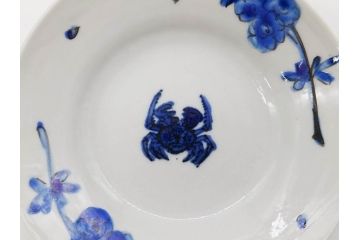 正木春蔵　九谷焼　染付　約14cm　4.6寸　奥ゆかしさを感じる中皿(蟹、カニ、花、和皿、和食器、なます皿、裏印、四寸六分)(R-079318)