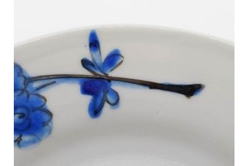 正木春蔵　九谷焼　染付　約14cm　4.6寸　奥ゆかしさを感じる中皿(蟹、カニ、花、和皿、和食器、なます皿、裏印、四寸六分)(R-079318)