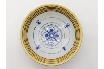 正木春蔵　九谷焼　呉須色絵　染付　約22cm　7.1寸　鮮やかに絵付けされた可愛らしい蓋物(向日葵、ひまわり、花、植物、大平、深鉢、和皿、和食器、七寸一分、裏印、外箱付き)(R-079320)