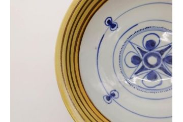 正木春蔵　九谷焼　呉須色絵　染付　約22cm　7.1寸　鮮やかに絵付けされた可愛らしい蓋物(向日葵、ひまわり、花、植物、大平、深鉢、和皿、和食器、七寸一分、裏印、外箱付き)(R-079320)