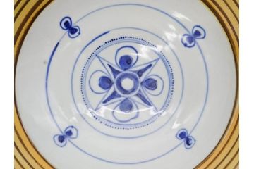 正木春蔵　九谷焼　呉須色絵　染付　約22cm　7.1寸　鮮やかに絵付けされた可愛らしい蓋物(向日葵、ひまわり、花、植物、大平、深鉢、和皿、和食器、七寸一分、裏印、外箱付き)(R-079320)