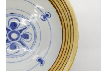 正木春蔵　九谷焼　呉須色絵　染付　約22cm　7.1寸　鮮やかに絵付けされた可愛らしい蓋物(向日葵、ひまわり、花、植物、大平、深鉢、和皿、和食器、七寸一分、裏印、外箱付き)(R-079320)