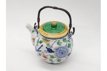 正木春蔵　九谷焼　呉須色絵　染付　穏やかなひとときを演出する急須(菊、花、植物、和食器、水注、茶道具、茶器、水指、水差、裏印)(R-079321)