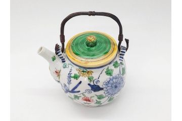 正木春蔵　九谷焼　呉須色絵　染付　穏やかなひとときを演出する急須(菊、花、植物、和食器、水注、茶道具、茶器、水指、水差、裏印)(R-079321)