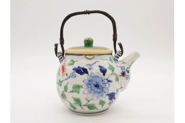 正木春蔵　九谷焼　呉須色絵　染付　穏やかなひとときを演出する急須(菊、花、植物、和食器、水注、茶道具、茶器、水指、水差、裏印)(R-079321)