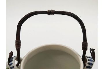正木春蔵　九谷焼　呉須色絵　染付　穏やかなひとときを演出する急須(菊、花、植物、和食器、水注、茶道具、茶器、水指、水差、裏印)(R-079321)