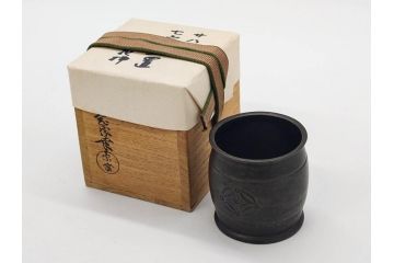 金岡宗幸　砂張(サハリ)　七宝模様がアクセントの重厚感ある蓋置(花押、茶道具、煎茶道具、茶器、鵬雲斎書付き、共布付き、共箱付き)(R-079430)