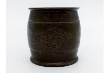金岡宗幸　砂張(サハリ)　七宝模様がアクセントの重厚感ある蓋置(花押、茶道具、煎茶道具、茶器、鵬雲斎書付き、共布付き、共箱付き)(R-079430)