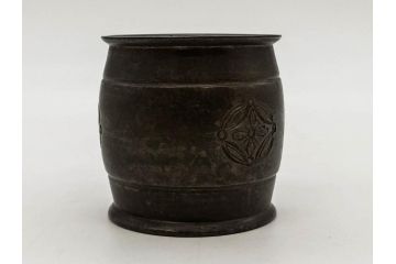 金岡宗幸　砂張(サハリ)　七宝模様がアクセントの重厚感ある蓋置(花押、茶道具、煎茶道具、茶器、鵬雲斎書付き、共布付き、共箱付き)(R-079430)