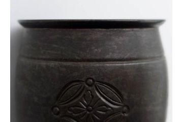 金岡宗幸　砂張(サハリ)　七宝模様がアクセントの重厚感ある蓋置(花押、茶道具、煎茶道具、茶器、鵬雲斎書付き、共布付き、共箱付き)(R-079430)