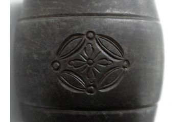 金岡宗幸　砂張(サハリ)　七宝模様がアクセントの重厚感ある蓋置(花押、茶道具、煎茶道具、茶器、鵬雲斎書付き、共布付き、共箱付き)(R-079430)