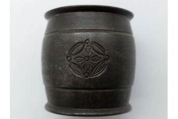 金岡宗幸　砂張(サハリ)　七宝模様がアクセントの重厚感ある蓋置(花押、茶道具、煎茶道具、茶器、鵬雲斎書付き、共布付き、共箱付き)(R-079430)