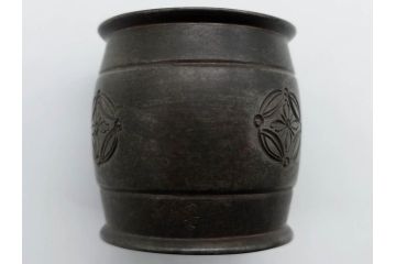 金岡宗幸　砂張(サハリ)　七宝模様がアクセントの重厚感ある蓋置(花押、茶道具、煎茶道具、茶器、鵬雲斎書付き、共布付き、共箱付き)(R-079430)