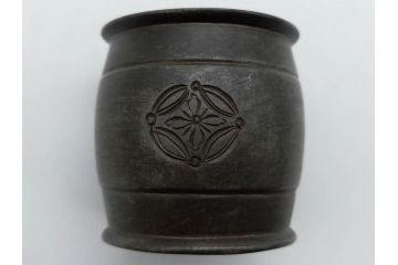 金岡宗幸　砂張(サハリ)　七宝模様がアクセントの重厚感ある蓋置(花押、茶道具、煎茶道具、茶器、鵬雲斎書付き、共布付き、共箱付き)(R-079430)