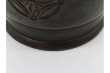 金岡宗幸　砂張(サハリ)　七宝模様がアクセントの重厚感ある蓋置(花押、茶道具、煎茶道具、茶器、鵬雲斎書付き、共布付き、共箱付き)(R-079430)